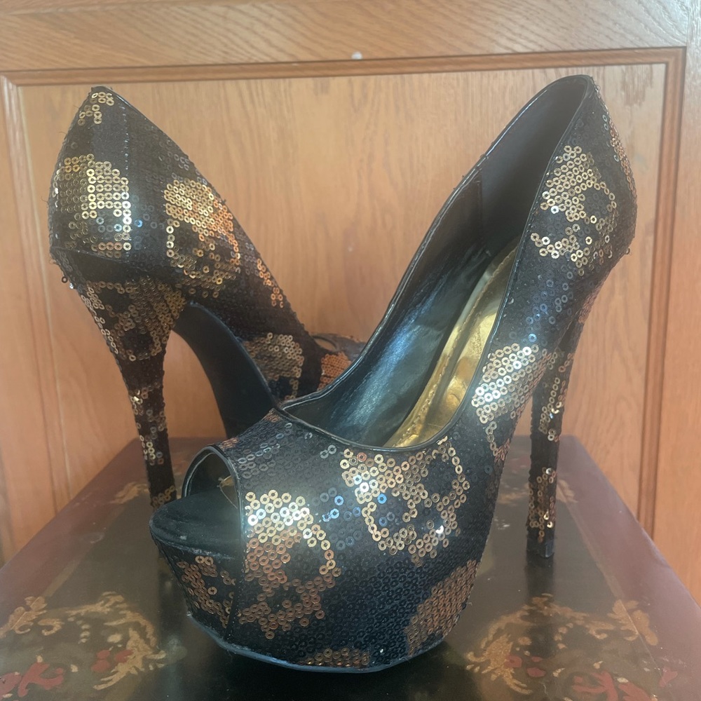 8.5 Shiekh skull heels